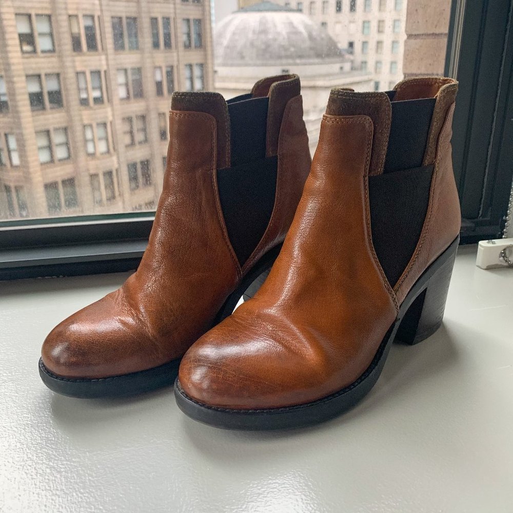 STUNNING Heeled Leather Chelsea Boot, Sz. 37.5